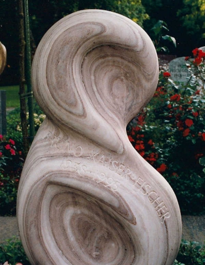 kuenstler-grabstein-rose-skulptur