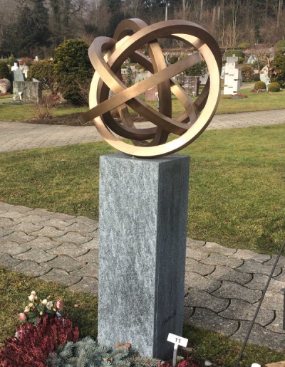 kunstvoller-grabstein-aufgesetzte-bronzeskulptur